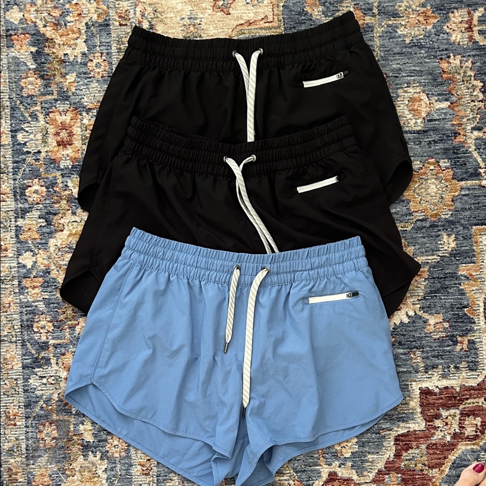 Vuori Women's Clementine 2.0 Short 2.5” in Black and Light Blue